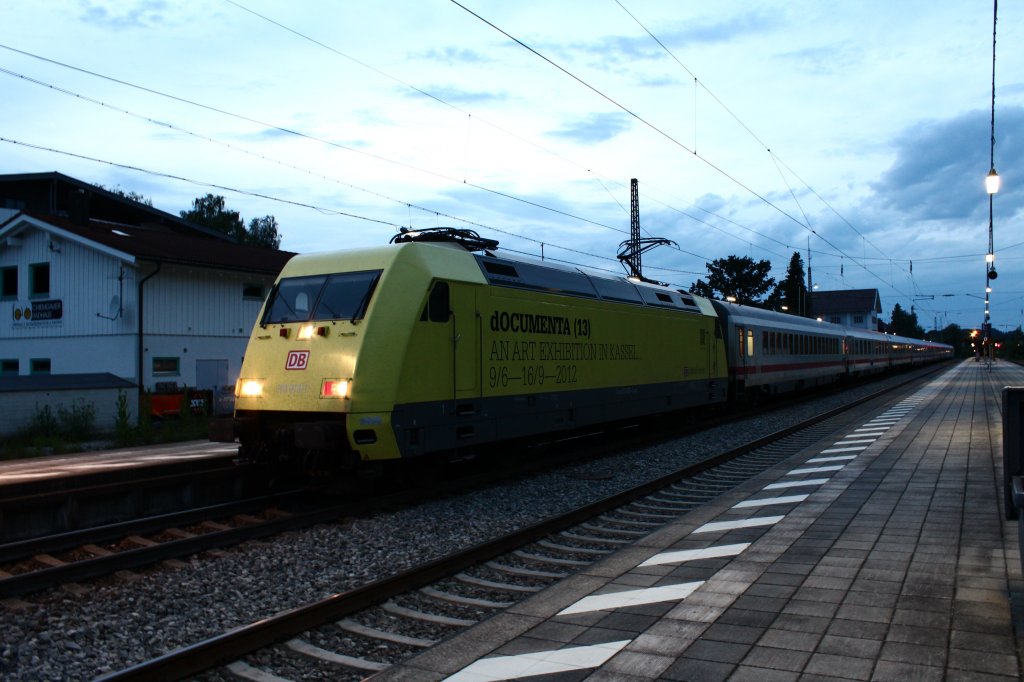 101 013-1 die  DOCUMENTA -Lok am 7.Juni 2012 am sp�ten Abend im Bahnhof von Prien am Chiemsee.