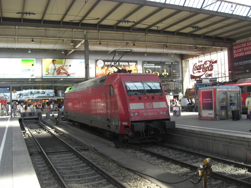 101 045-3 im M�nchner Hauptbahnhof am 4. Juni 2010.