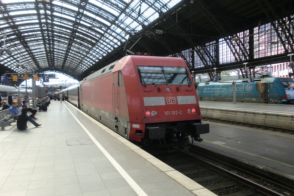 101 102-2 am 26. August 2011 im K�lner Hauptbahnhof.
