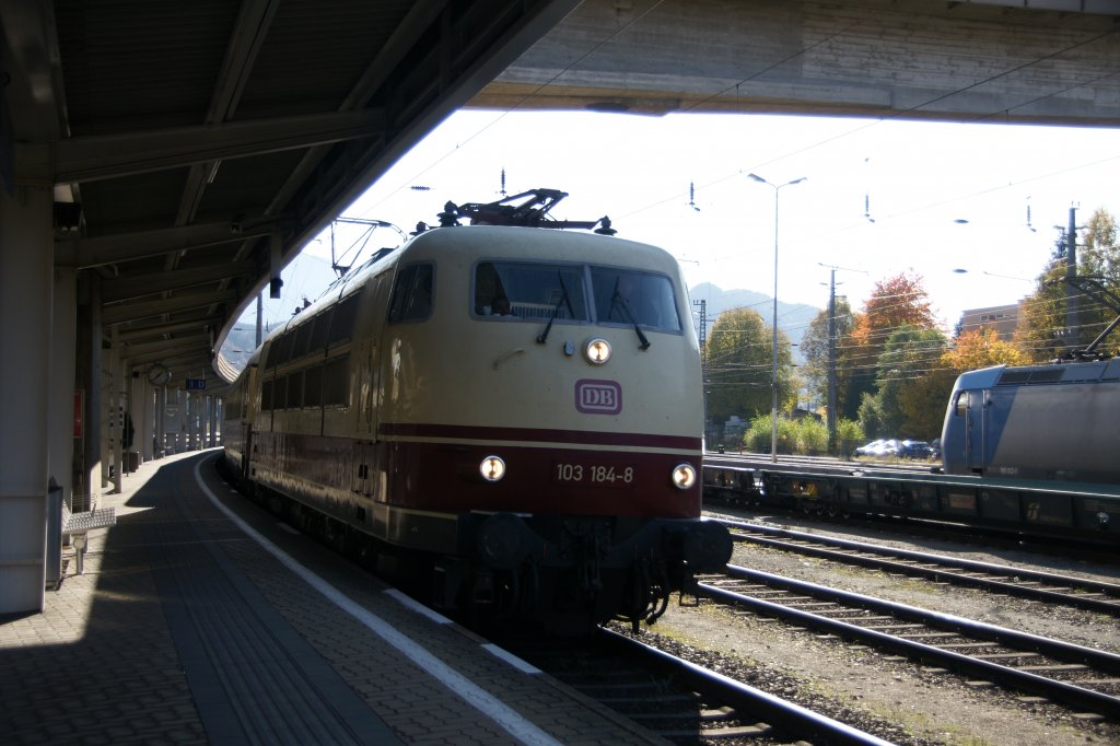 103 184-8 f�hrt soeben mit einem Sonderzug in den Bahnhof von Kustein/Tirol ein. Aufgenommen am 30. Oktober 2011.