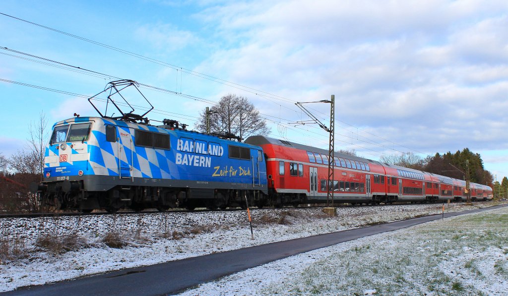 111 017-0  Maxl  auf dem Weg von Salzburg nach M�nchen. Aufgenommen am 5. Dezember 2012 kurz vor Prien am Chiemsee.