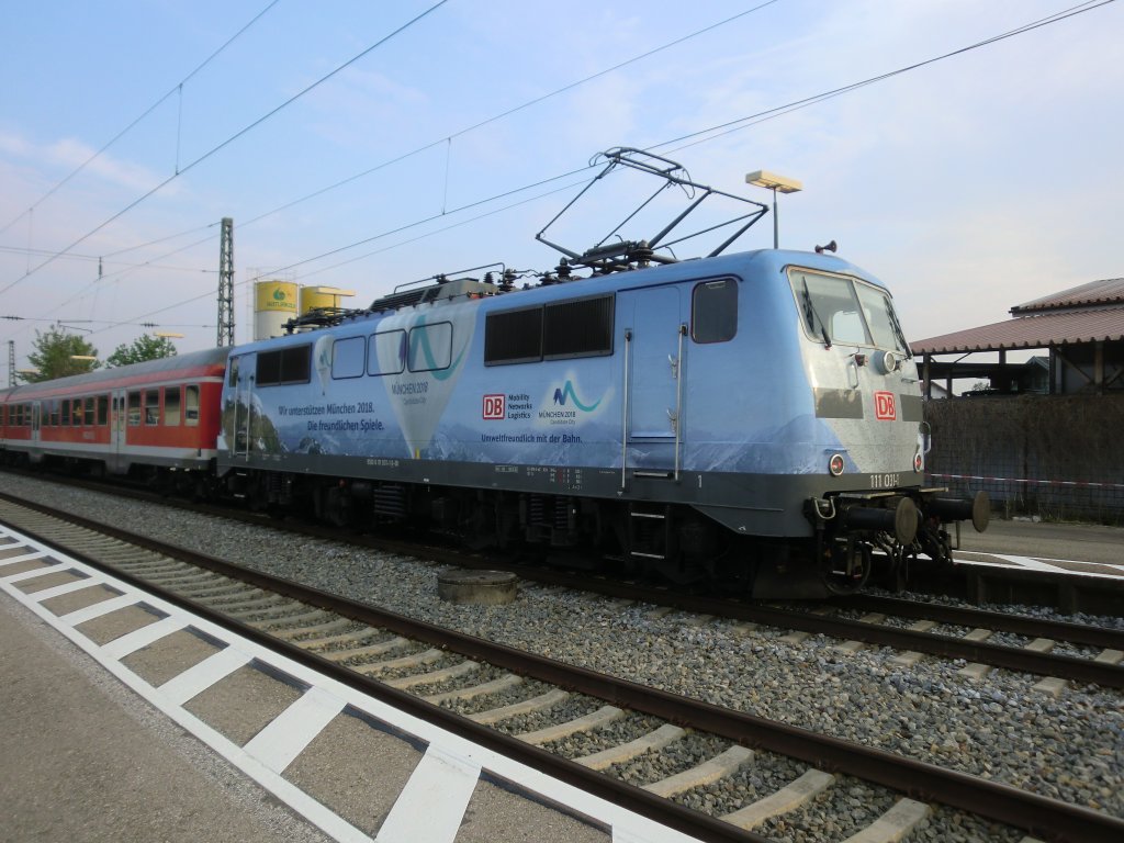 111 031-1 erwischten wir nun auch endlich. Die  Olympia-Lok  befand
sich am Zugende eines Regionalzuges auf der Fahrt von Salzburg nach M�nchen. Aufgenommen am 27.04.2011 in Bernau am Chiemsee.