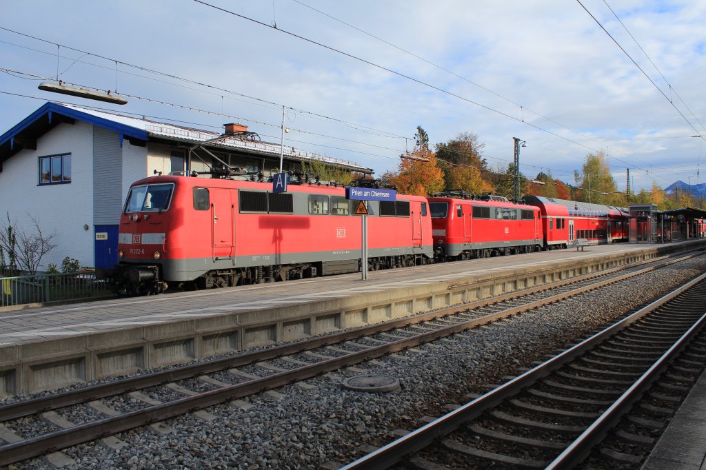 111 222-6 mit einer defekten Schwesterlok vor dem RE nach M�nchen. Am 30. Oktober 2012 im Bahnhof von Prien am Chiemsee, mit halbst�ndiger Versp�tung aufgenommen.