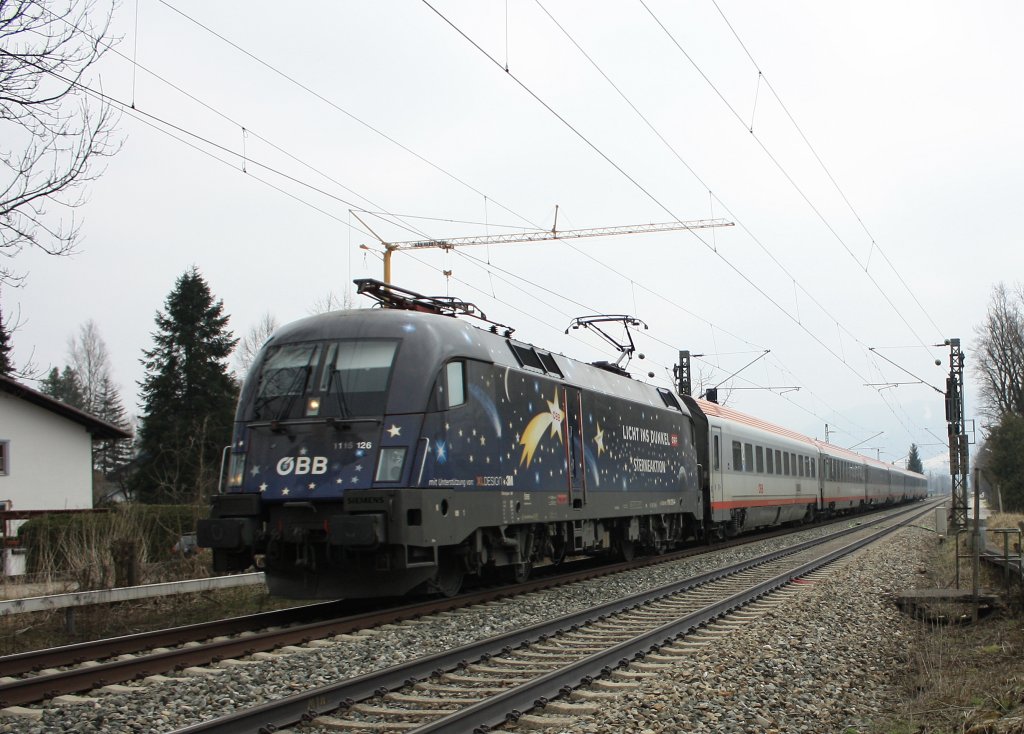 1116 126  Licht in Dunkel  war am 4. April 2013, von Salzburg kommen, auf dem Weg nach Landeck. Aufgenommen kurz vor dem Bahnhof von Prien am Chiemsee.