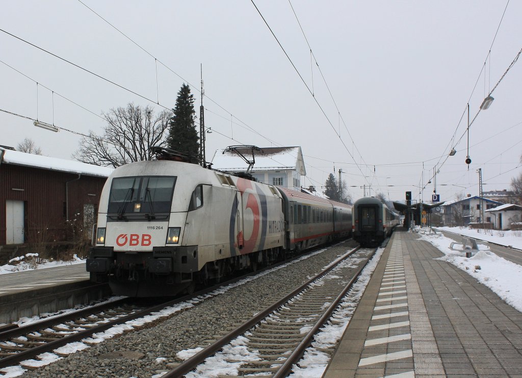 1116 264  �3 Hitradio -Taurus mit einem Korridorzug im Bahnhof von Prien am Chiemsee. Aufgenommen am 25. Februar 2013.