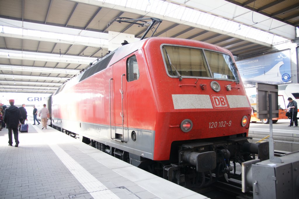 120 102-9 stand ebenfalls am 25. April 2011 im M�nchner Hauptbahnhof.