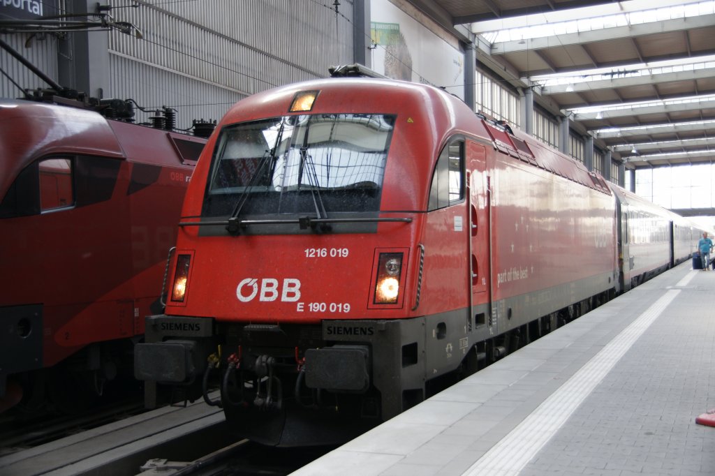1216 019 kurz nach der Einfahrt in den M�nchner Hauptbahnhof am 24. April 2011.