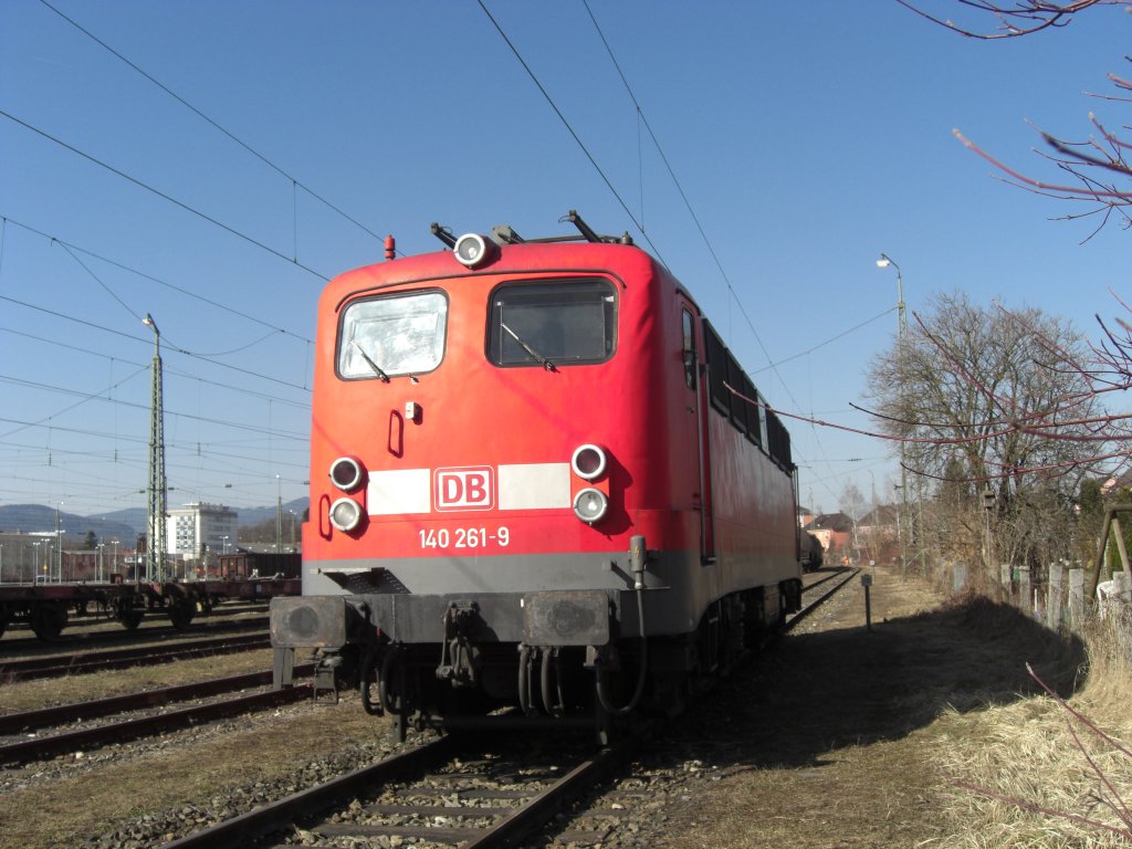 140 261-9 abgestellt am 12. M�rz 2011 im Bahnhof von Freilassing.