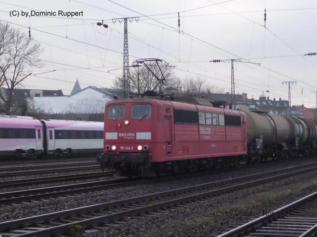 151 144 passiert mit einem kesselwagen-zug am bew�lkten nachmittag des 27.01.2012 den  bf k�ln west.
