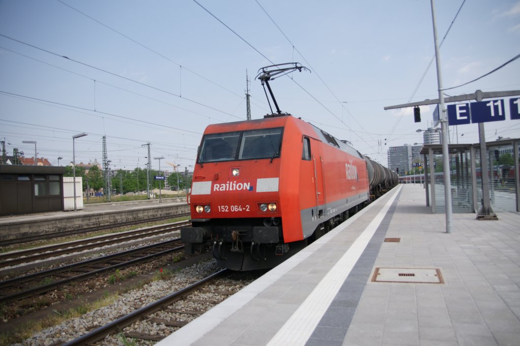 152 064-2 durchf�hrt mit einem Kesselwagenzug am 25. April den Bahnhof M�nchen/Ost.