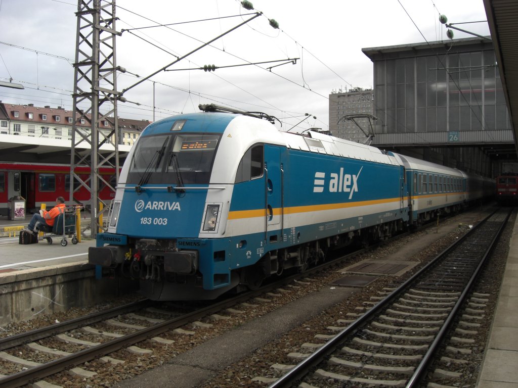 183 003 steht am 30. Mai 2009 im Freien vor dem M�nchner Hauptbahnhofs.
