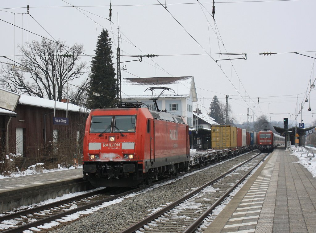185 264-7 von  Railion  durchf�hrt am 25. Februar 2013, mit einem Containerzug,
den Bahnhof von Prien am Chiemsee.