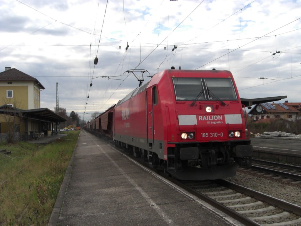 185 310-0 bei der Durchfahrt des Bahnhofs von �bersee/Chiemsee am 14. November 2009.