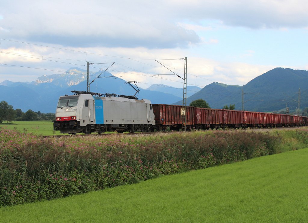 186 109 mit einem G�terzug von Salzburg kommend, am 8. August 2012 zwischen Prien am Chiemsee und Bernau aufgenommen.