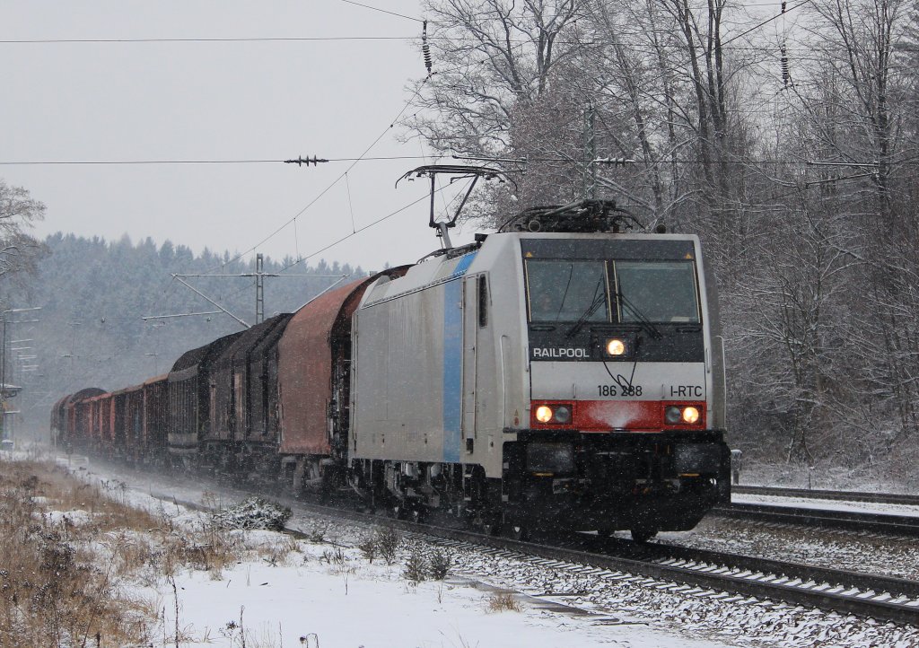 186 288 von  Railpool  durchf�hrt am 12. Januar 2013 den Bahnhof von Assling in Richtung M�nchen.