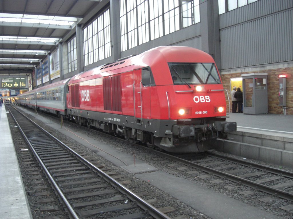 2016 066 im M�nchner Hauptbahnhof.