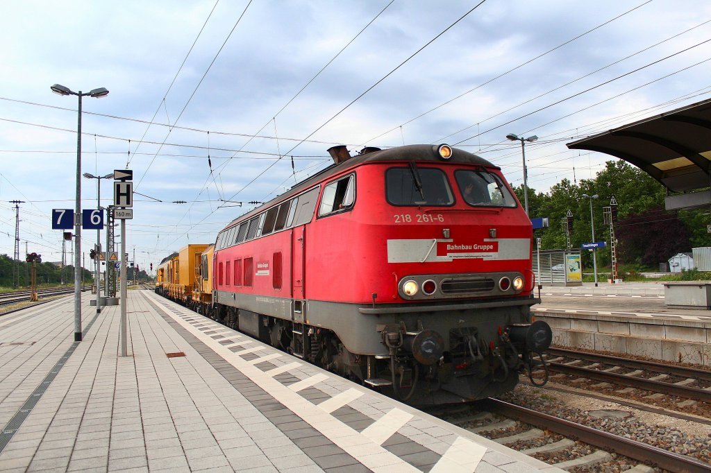 218 261-6 durchf�hrt mit einem Bauzug am 20. Juni 2012 den Bahnhof von Treuchtlingen.