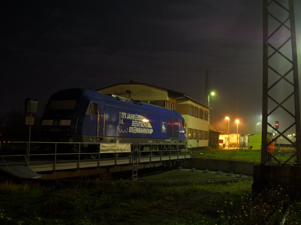 253 015 mit alter Werbung im Bw Wismar am 20.11.2010