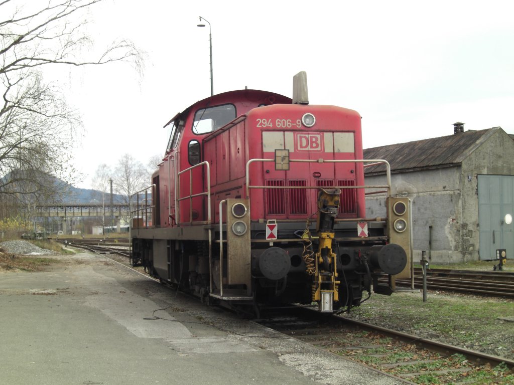 294 606-9 auf einem der �ussersten Abstellgleise im Bahnhof von Freilassing. Aufgenommen am 29. November 2009.