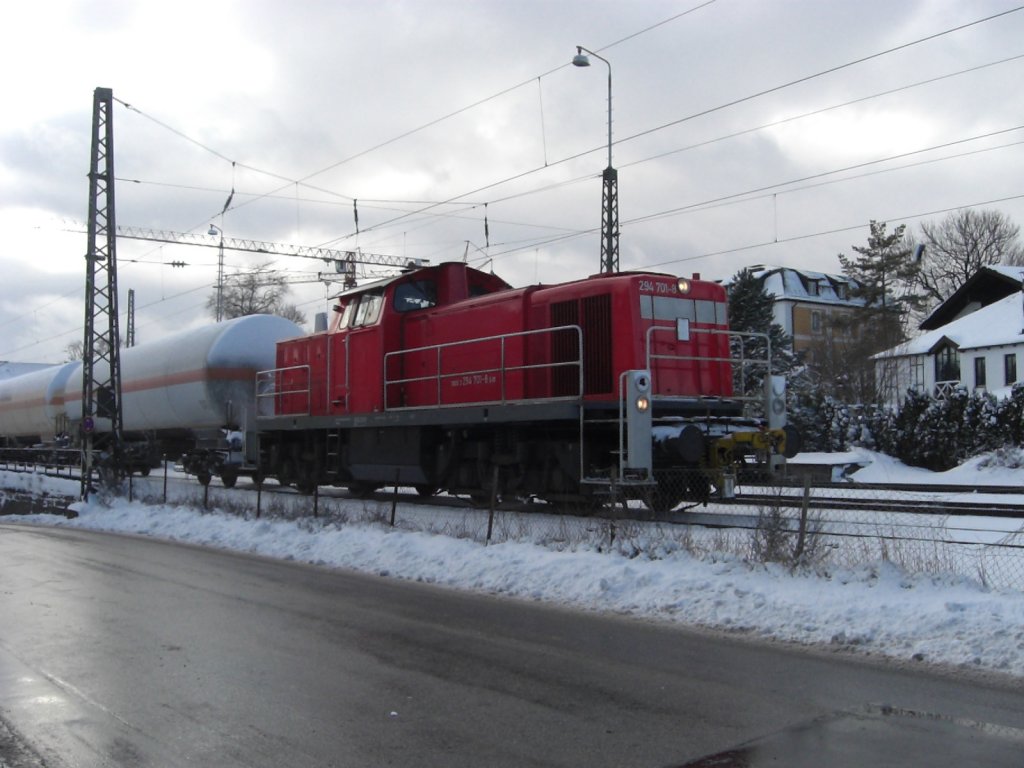 294 701-8 mit einem kurzen Kesselwagenzug im Bahnhof von Prien am Chiemsee.
Aufgenommen am 29. April 2007.
