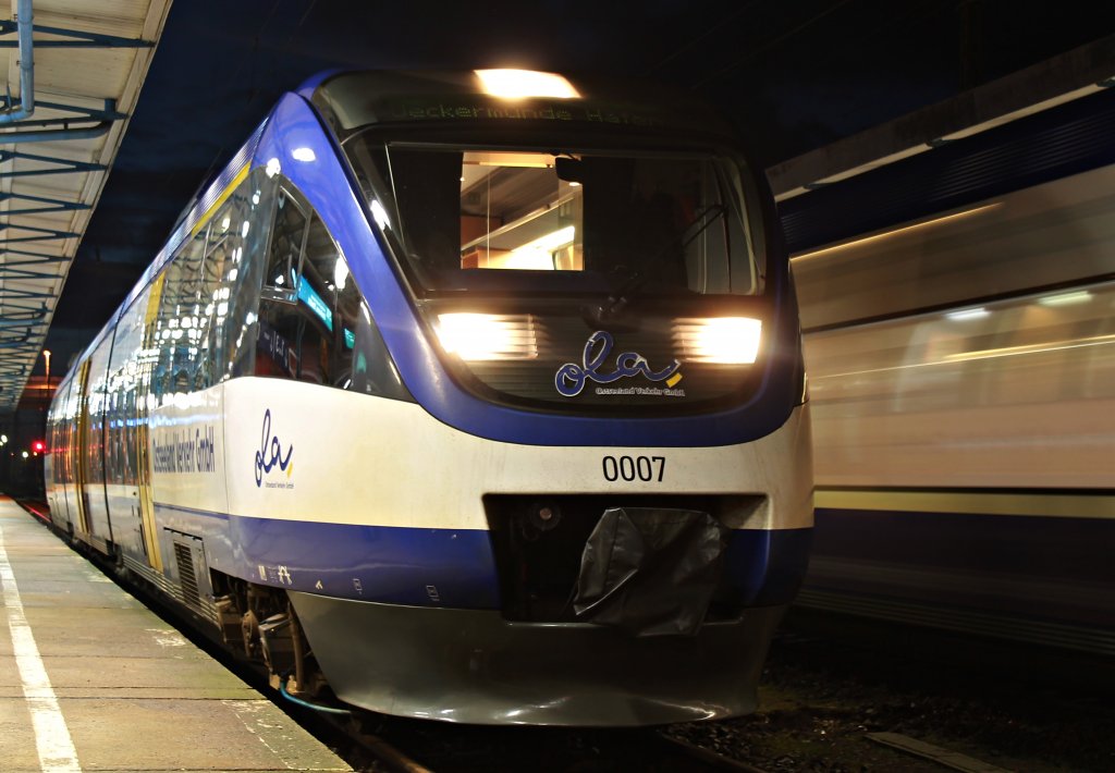 Der VT 0007 der OLA nach Ueckerm�nde Hafen am 19.2.2012 in Neubrandenburg.