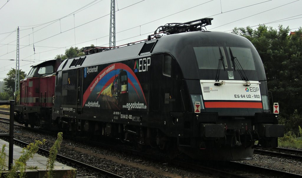 Die 182 502 im Schlepp der 212 024 (beide EGP) in Neustrlitz am 22.7.2011