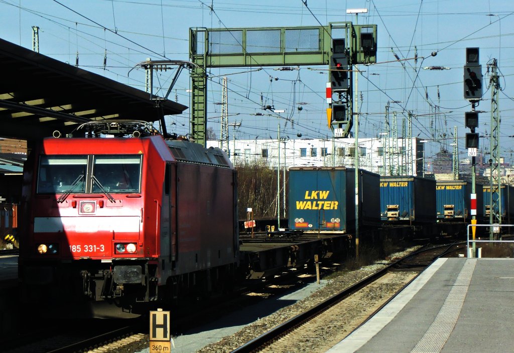 Die 185 331 mit einem LKW Walter Zug bei der Durchfahrt in Bremen HBF am 2.4.2011