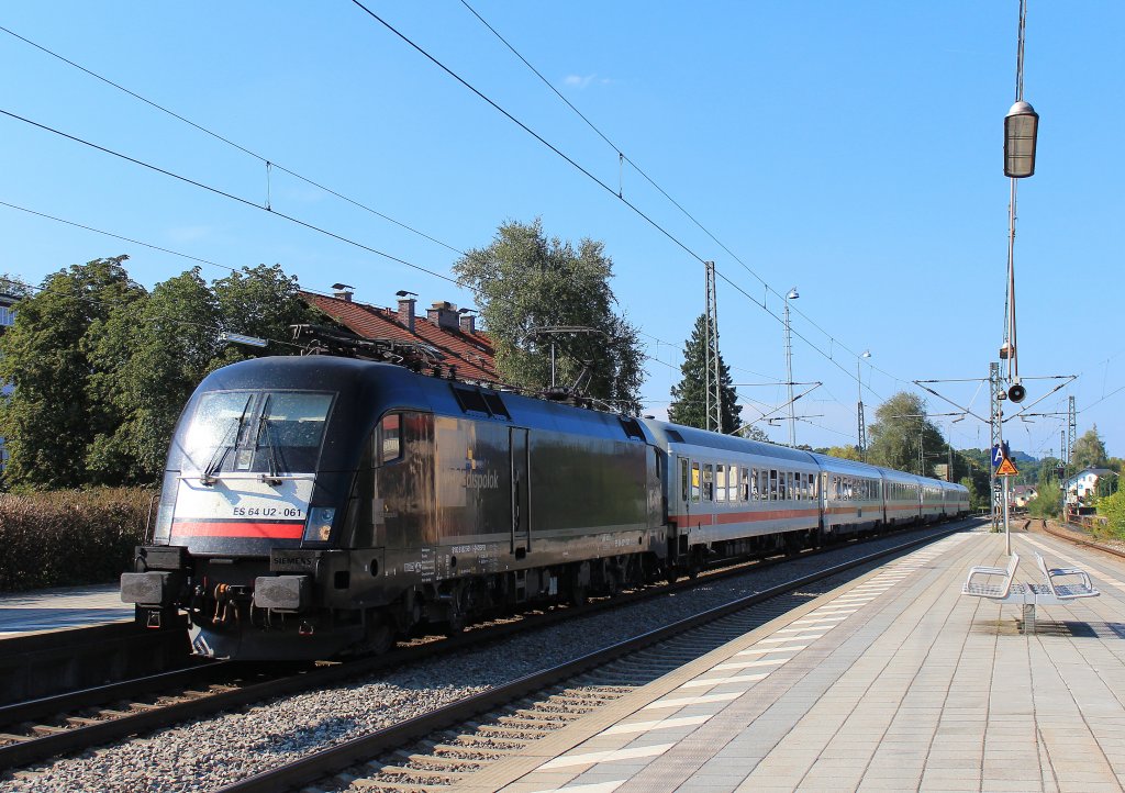 ES 64 U2-061 f�hrt mit dem IC  K�nigssee  am 10. September 2012 in den Bahnhof von Prien am Chiemsee ein.