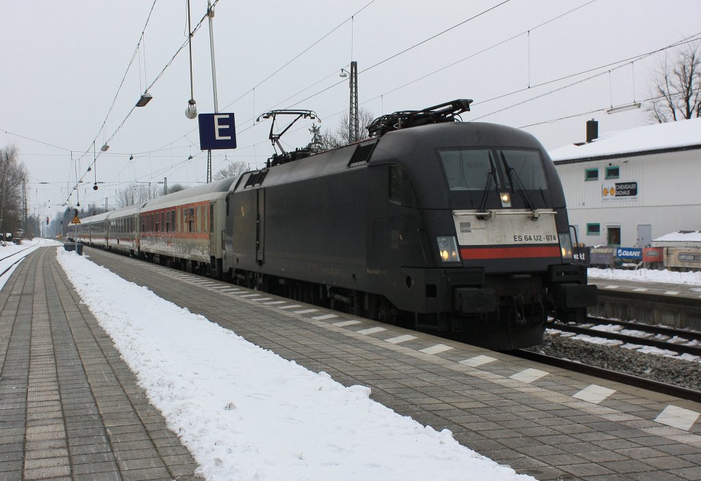 ES 64 U2-074 von  MRCE  vor dem IC  K�nigssee , am 25. Februar 2013, bei der Einfahrt in den Bahnhof von Prien am Chiemsee.