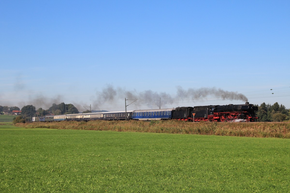 01 1066 der  Ulmer Eisenbahnfreunde  war am 3. Oktober 2013 mit einem Sonderzug nach St. P�lten unterwegs. Das Bild entstand kurz vor Bernau am Chiemsee.