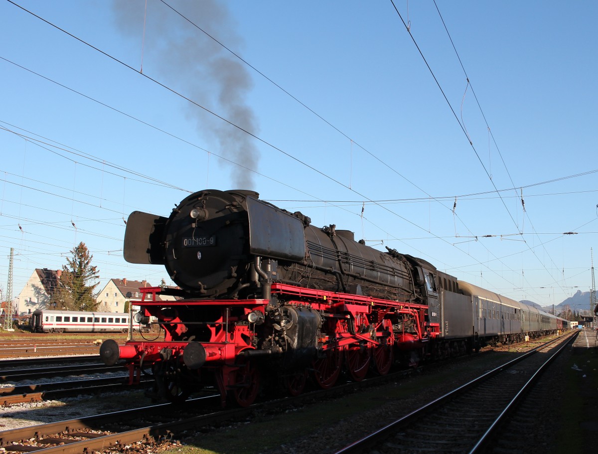 01 180-9 stand mit dem Sonderzug des  Bayerischen Eisenbahnhmuseums  aus N�rdlingen am 5. Dezember 2015 im Bahnhof von Freilassing.
