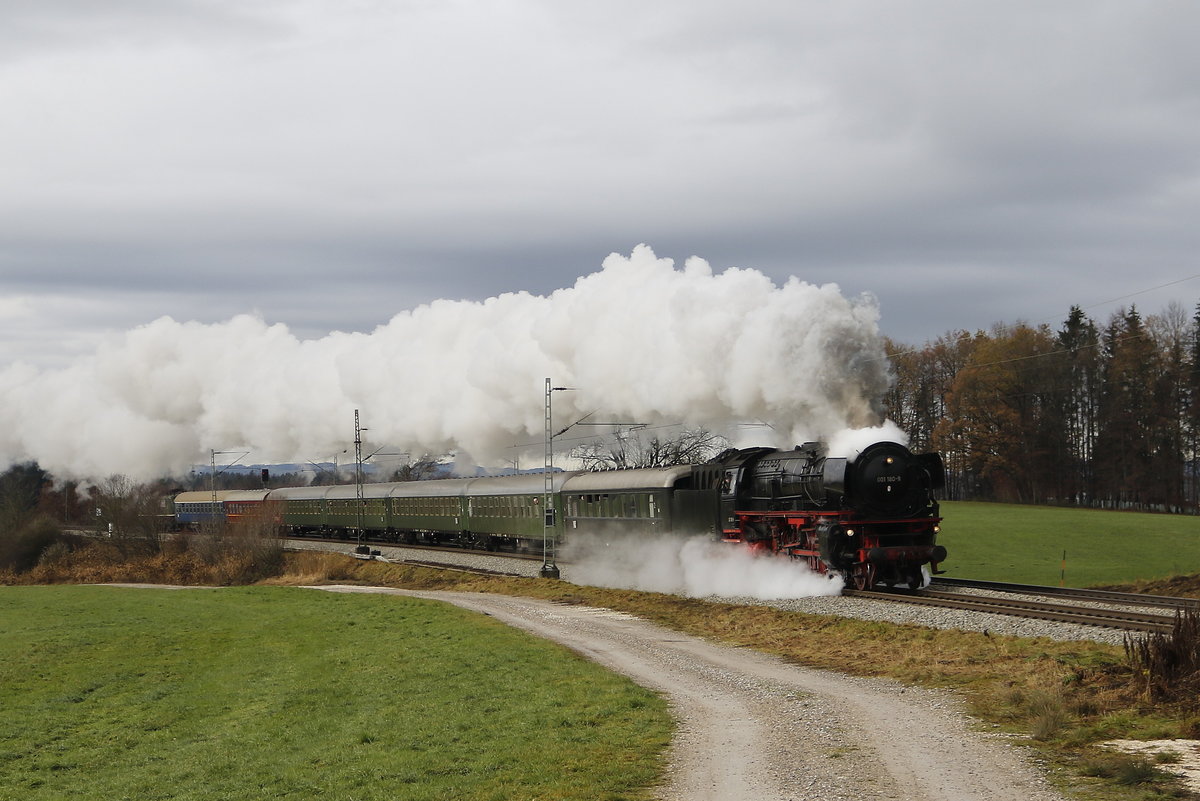 01 180 des  Bayerischen Eisenbahnmuseums  war am 1. Dezember 2018 mit einem Sonderzug von N�rdlingen nach Freilassing unterwegs. Das Foto entstand bei Grabenst�tt im Chiemgau.