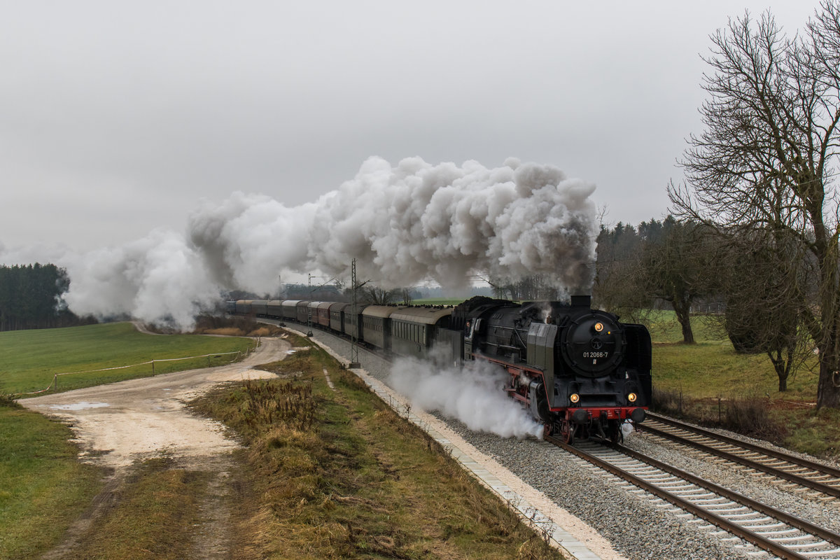 01 2066-7 des  Bayerischen Eisenbahn Museums  auf dem Weg nach Salzburg. Aufgenommen am 3. Dezember 2016 bei Grabenst�tt am Chiemsee.