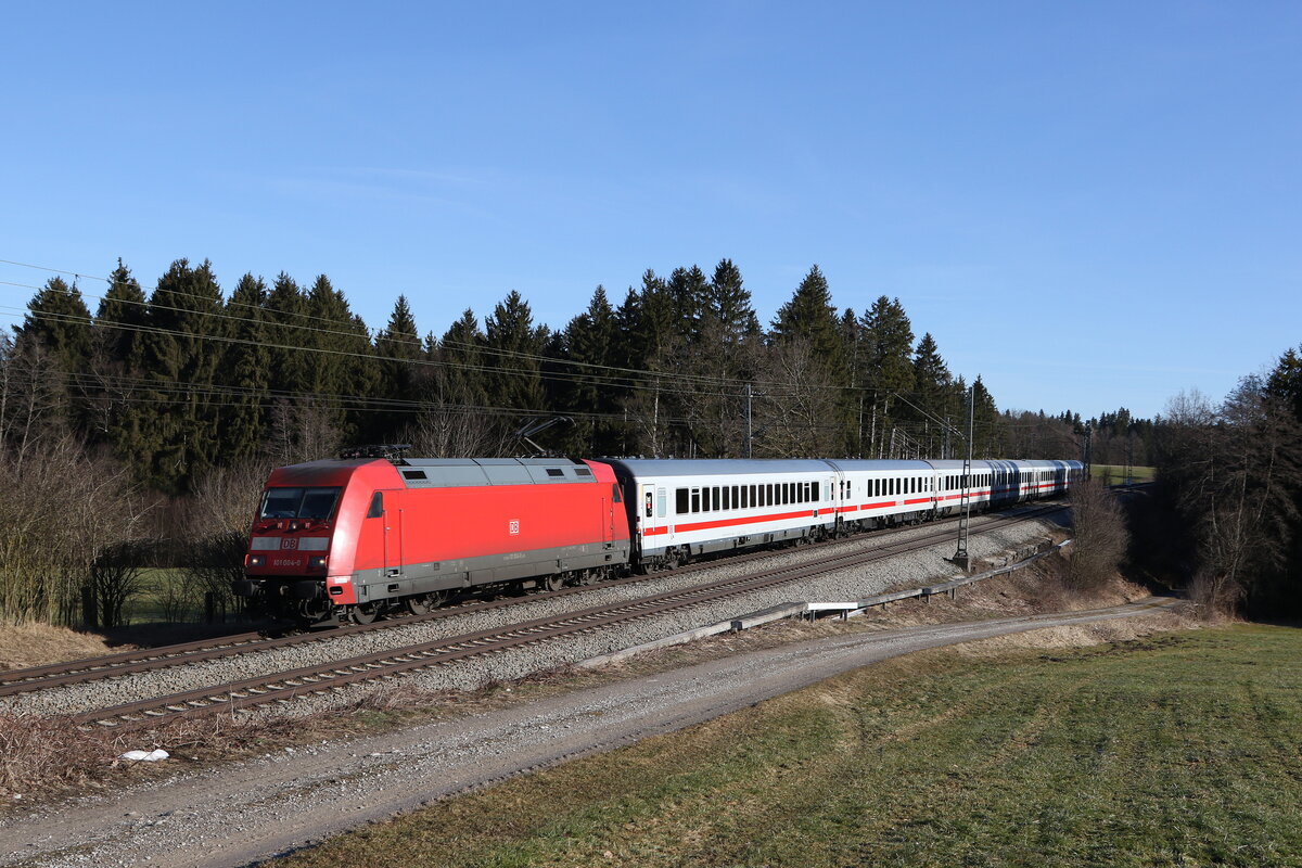 101 004 mit dem  IC K�nigssee  aus Freilassing kommend am 10. Februar 2022 bei Grabenst�tt im Chiemgau.