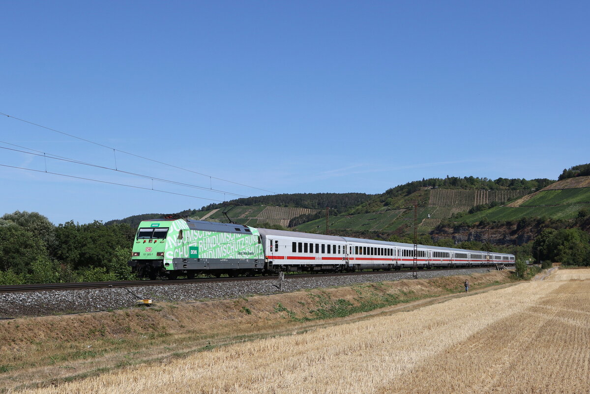 101 005  DEVK  mit dem  IC K�nigssee  auf dem Weg nach W�rzburg am 7. August 2022 bei Himmelstadt am Main.