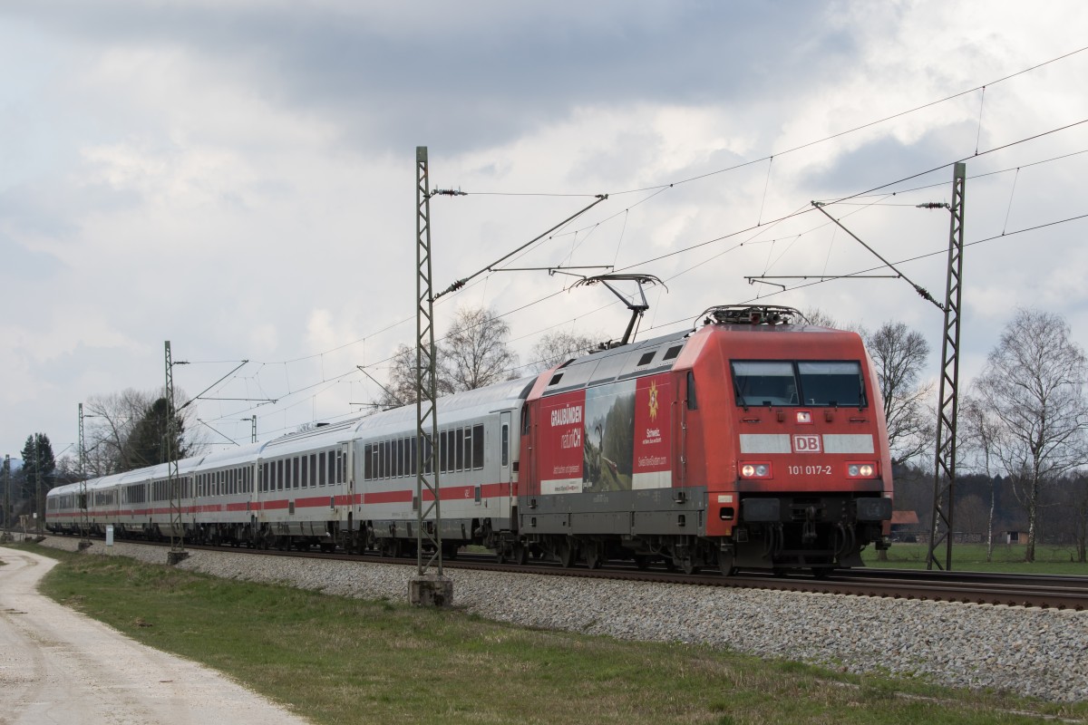 101 017-2 ist am 5. April 2015 mit einem IC bei �bersee in Richtung Salzburg unterwegs.