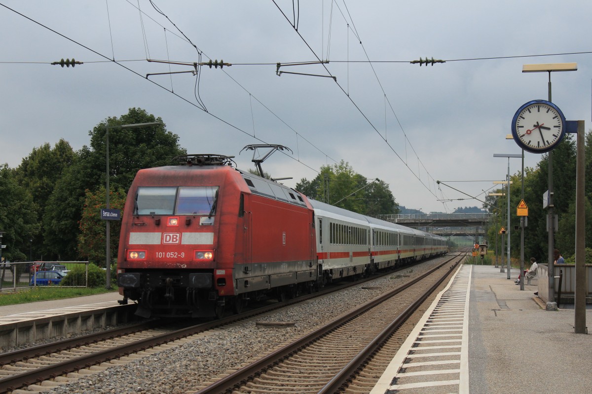 101 02-9 durchf�hrt am 27. August 2013 den Bahnhof von Bernau am Chiemsee in Richtung Salzburg.