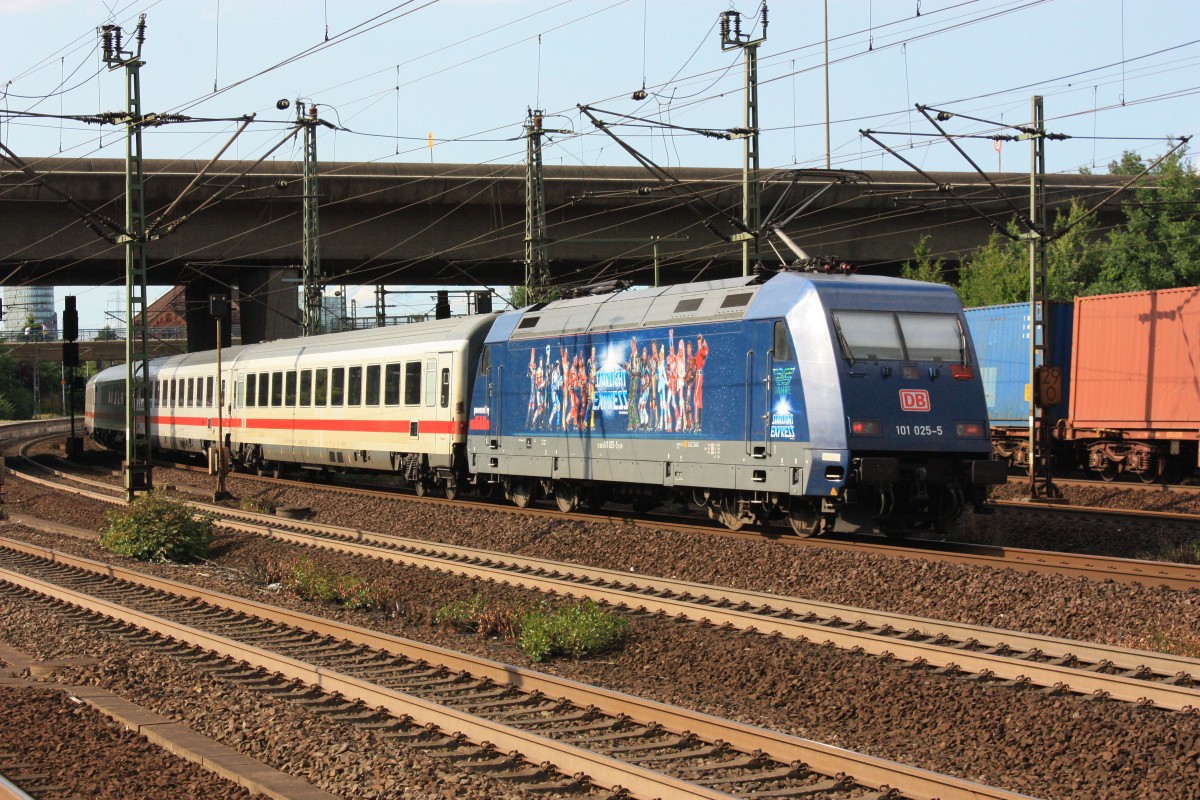 101 025-5  Starlight Express  am 31. Juli 2013 bei der Ausfahrt aus dem Bahnhof von Hamburg-Harburg.