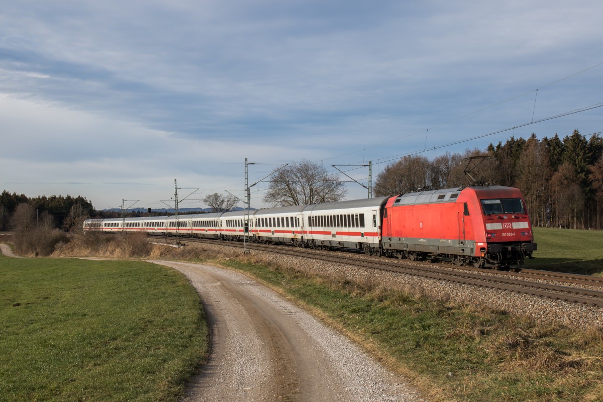 101 028-9 war am 12. Dezember 2015 bei H�tt schiebend in Richtung M�nchen unterwegs.
