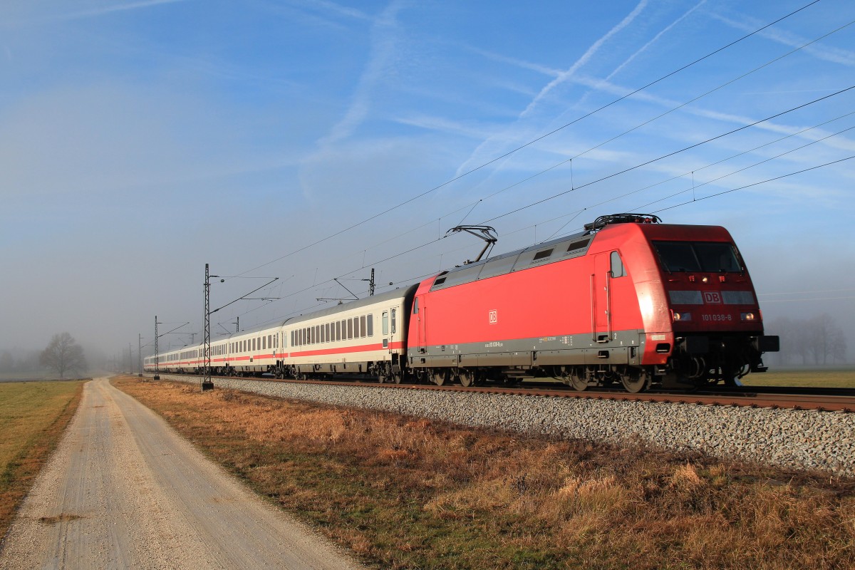101 038-8 auf dem Weg nach Salzburg am 21. Dezember 2013 bei �bersee.