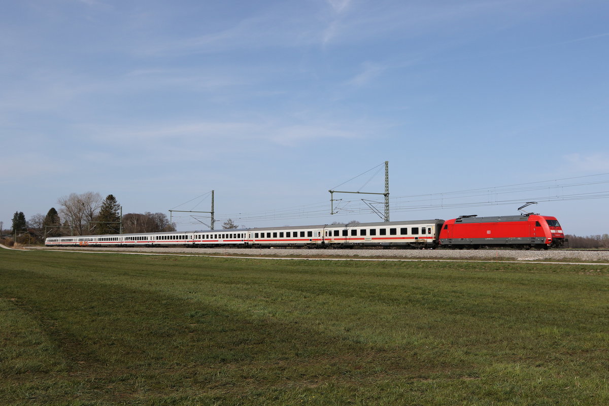 101 047 auf dem Weg nach Salzburg am 1. April 2021 bei �bersee am Chiemsee.