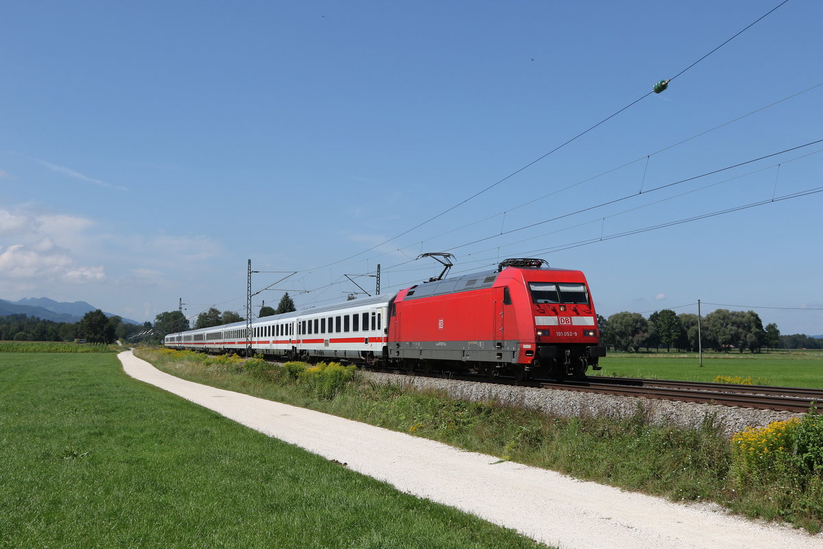 101 052 auf dem Weg nach Salzburg am 16. August 2020 bei �bersee am Chiemsee.