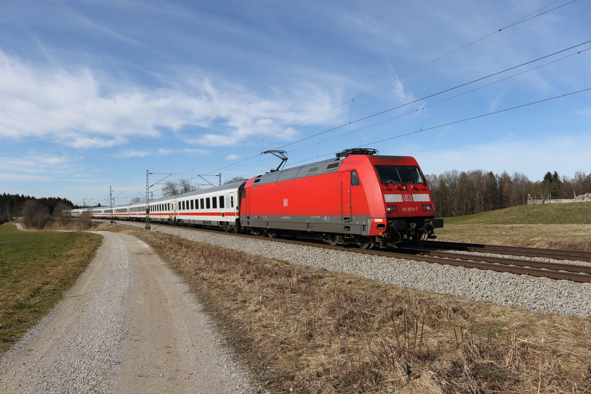 101 053 auf dem Weg nach Salzburg am 22. Februar 2020 bei Grabenst�tt.