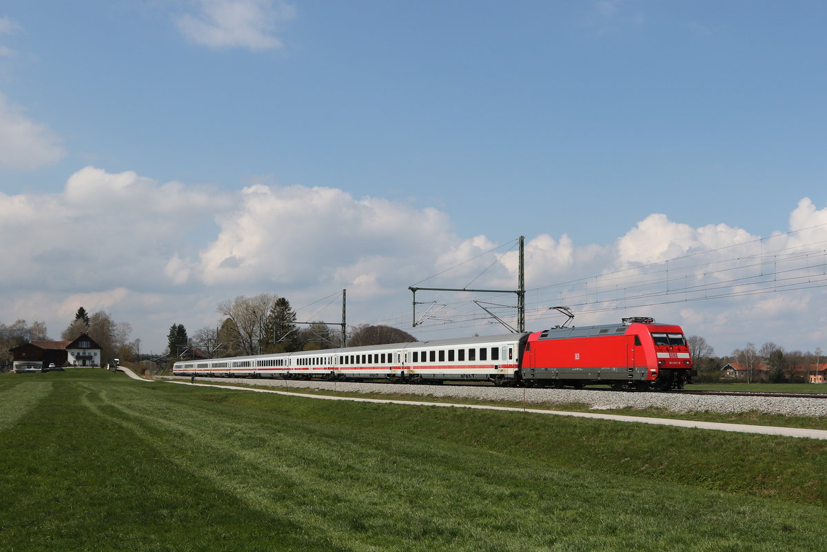 101 057 war am 16. April 2021 schiebend an einem  EC  in Richtung M�nchen im Einsatz. Aufgenommen bei �bersee am Chiemsee.
