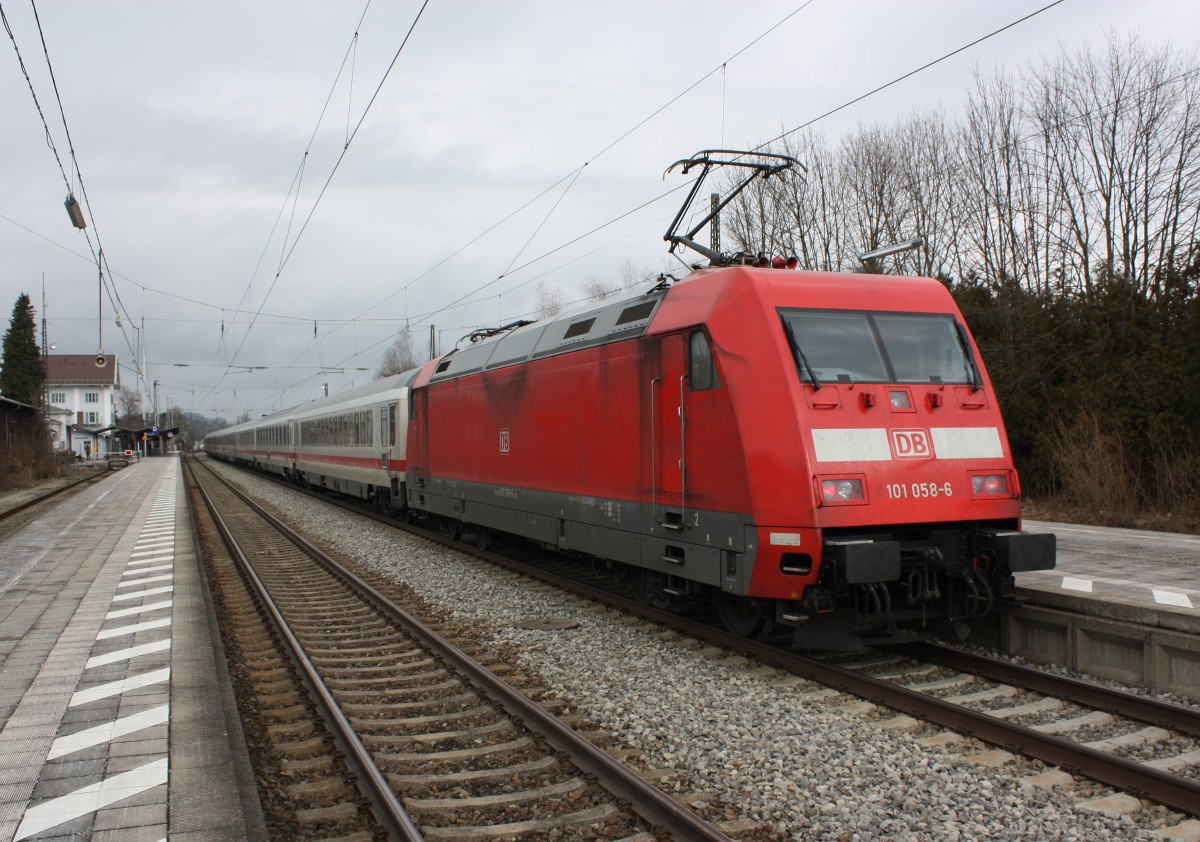 101 058-6 am Zugende am 11. M�rz 2013 beim Halt in Prien am Chiemsee.