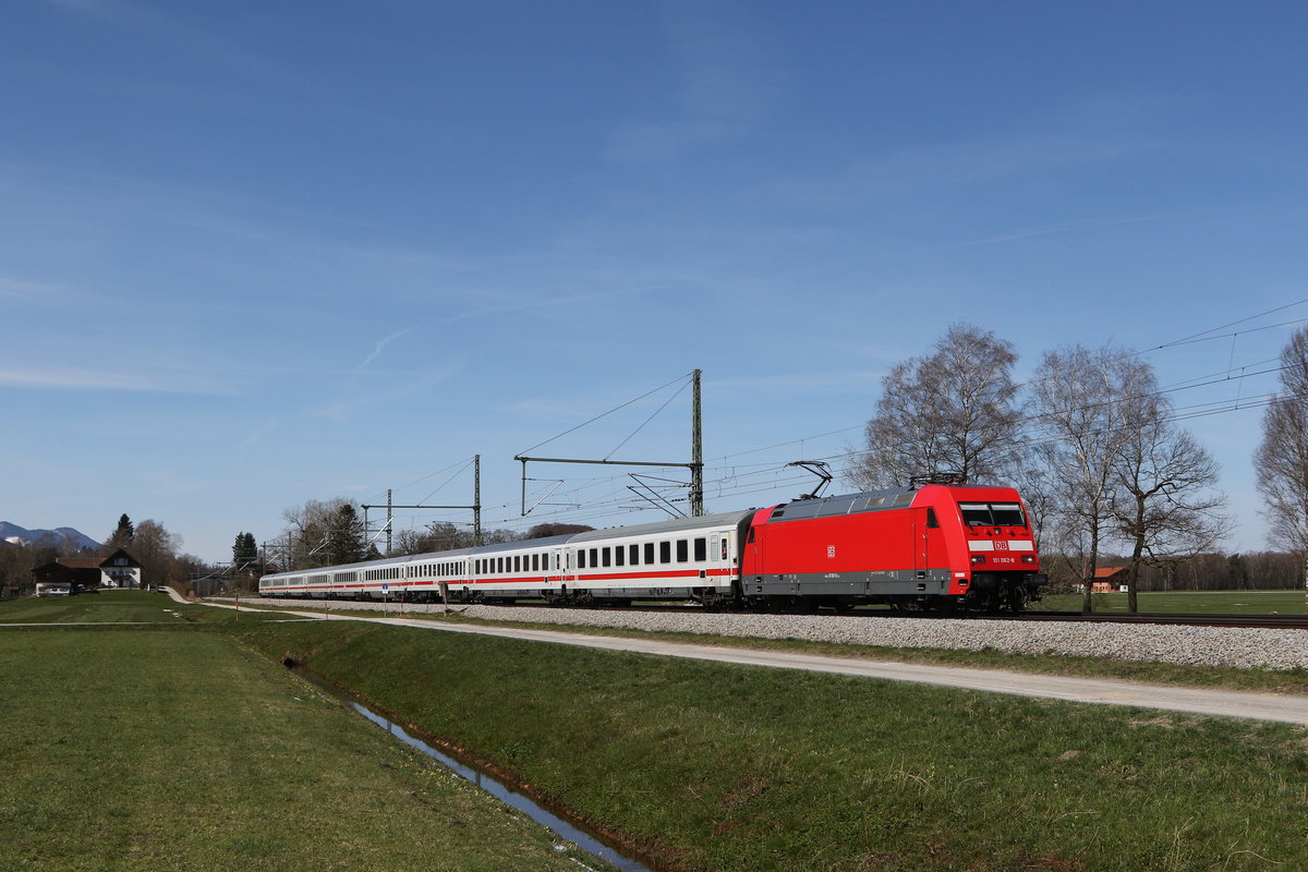 101 062 aus M�nchen kommend am 9. April 2021 bei �bersee am Chiemsee.