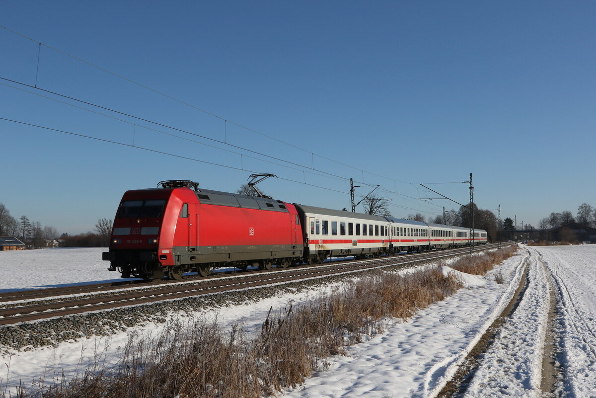 101 062 mit dem  IC K�nigssee  aus Freilassing kommend am 24. Januar 2022 bei �bersee am Chiemsee.