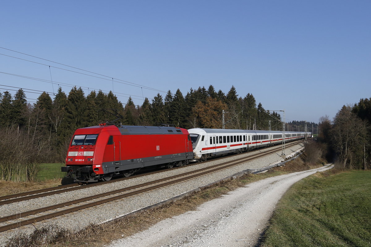 101 063 vor einem defektem Steuerwagen an einem EC. Aufgenommen am 18. November 2018 bei Grabenst�tt.