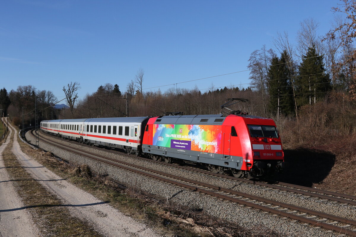 101 066 schiebend an einem  EC  in Richtung M�nchen am 10. Februar 2022 bei Grabenst�tt.