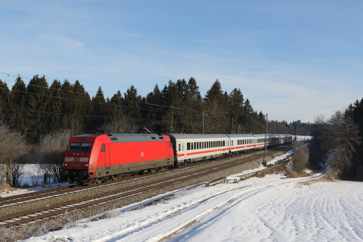 101 0666 mit dem  IC K�nigssee  aus Freilassing kommend am 27. Januar 2022 bei Grabenst�tt im Chiemgau.